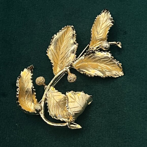 Vintage Coro Brooch Leaf With Berries in Brushed Gold in Gift Box - Picture 1 of 5